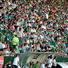 Zaplněná tribuna.