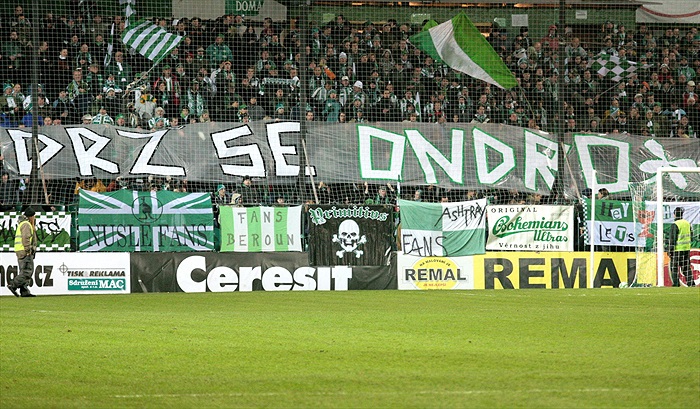 Fanoušci podpořili žáka Bohemians Ondru Jelínka, který leží po těžké operaci v nemocnici.