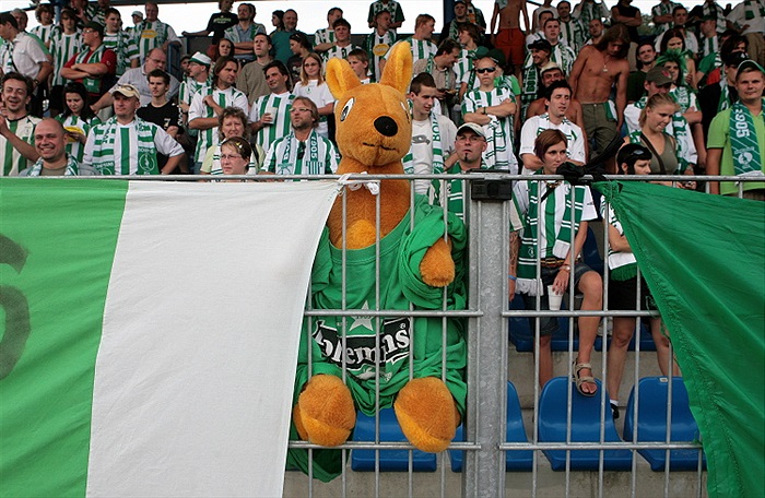 Klokan držel palce na plotě.