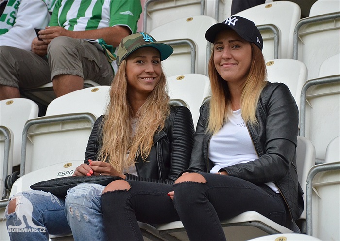 DĚNÍ NA TRIBUNÁCH: Bohemians - Hradec