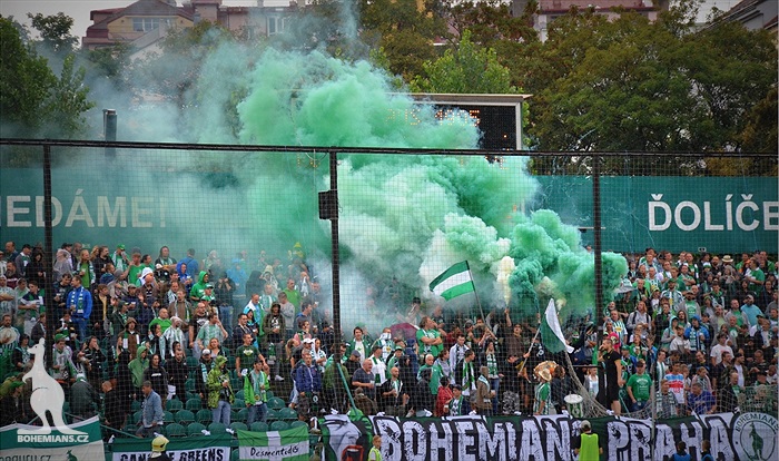 DĚNÍ NA TRIBUNÁCH: Bohemians - Hradec