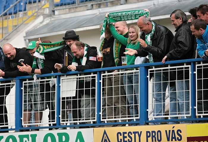 Děkovačka fanoušků na hlavní tribuně