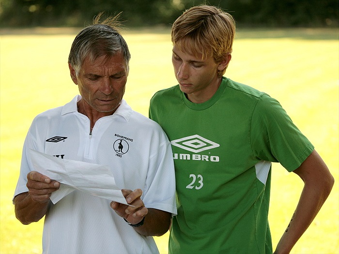 Václav Hradecký udílí pokyny Lukáši Brhlíkovi.