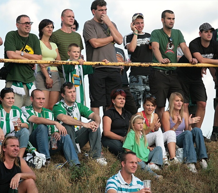 Další skupinka fanoušků Bohemky