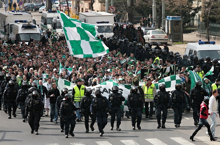 Zelenobílá vlna valící se Vršovickou ulicí