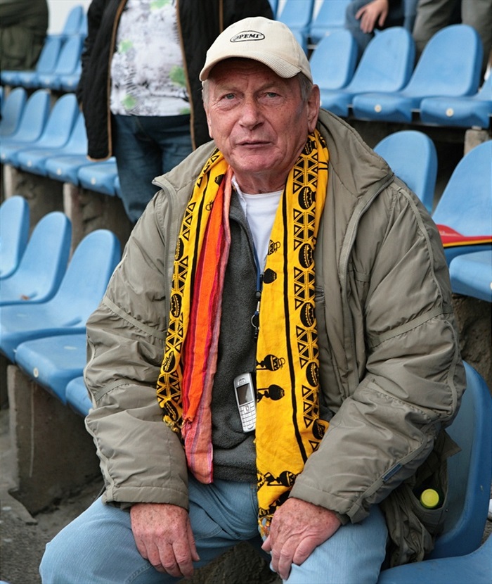 I herec Josef Dvořák si vzal žlutý doplněk.