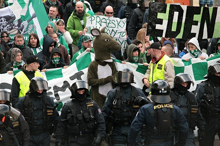 Čelo průvodu fanoušků