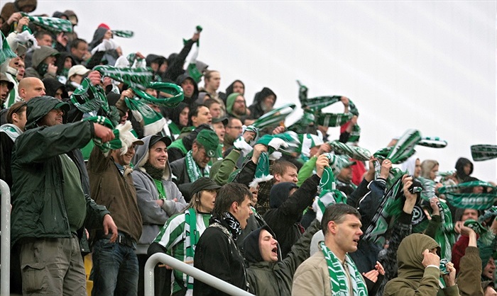Ti nejoddanější, ale kvůli těm se fotbal dle CTY nedělá. Majoritní akcionáři už se těší na skyboxy v Edenu, tam přeci jen neprší. A hlavně je tam nebudou rušit fanoušci svým chorály a pokřiky.