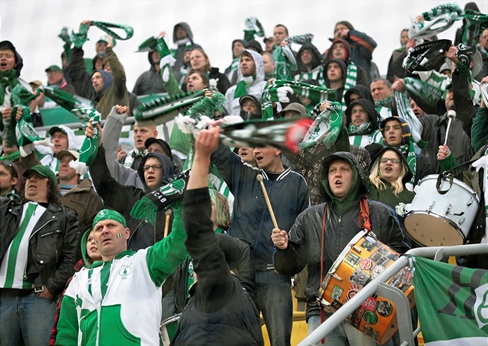 Ti nejoddanější, ale kvůli těm se fotbal dle CTY nedělá. Majoritní akcionáři už se těší na skyboxy v Edenu, tam přeci jen neprší. A hlavně je tam nebudou rušit fanoušci svým chorály a pokřiky.