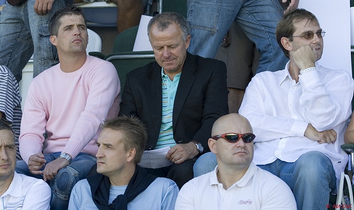 Vedení Baníku na V.I.P tribuně nemuselo mít obavy, že by je tribuna neudržela.