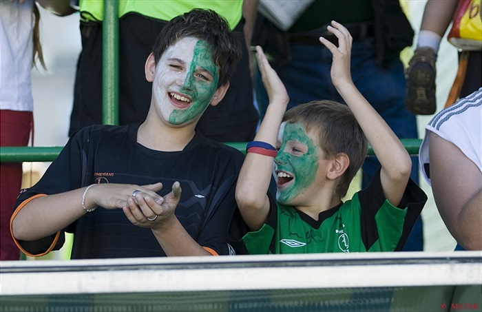 Fanoušci Bohemians v klubových barvách.