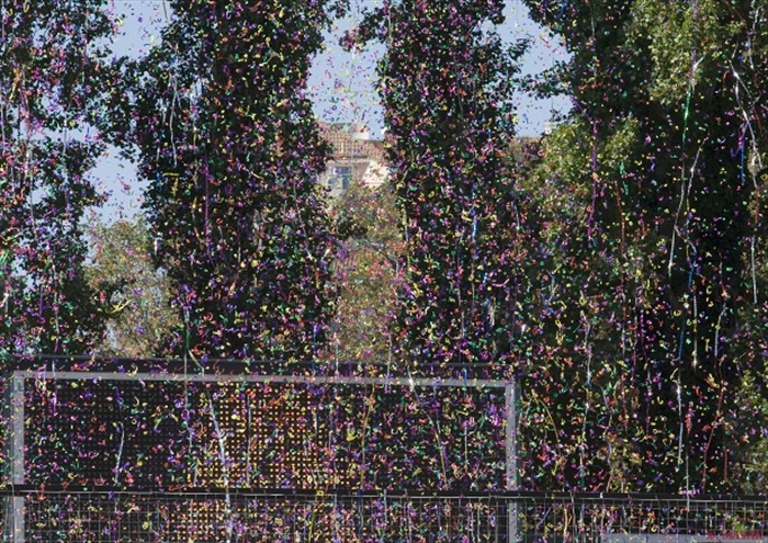 Barevný déšť na začátku utkání.