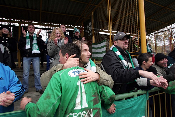 Hanus v zajetí fanoušků  (Prachatice - Bohemians, podzim 2004)