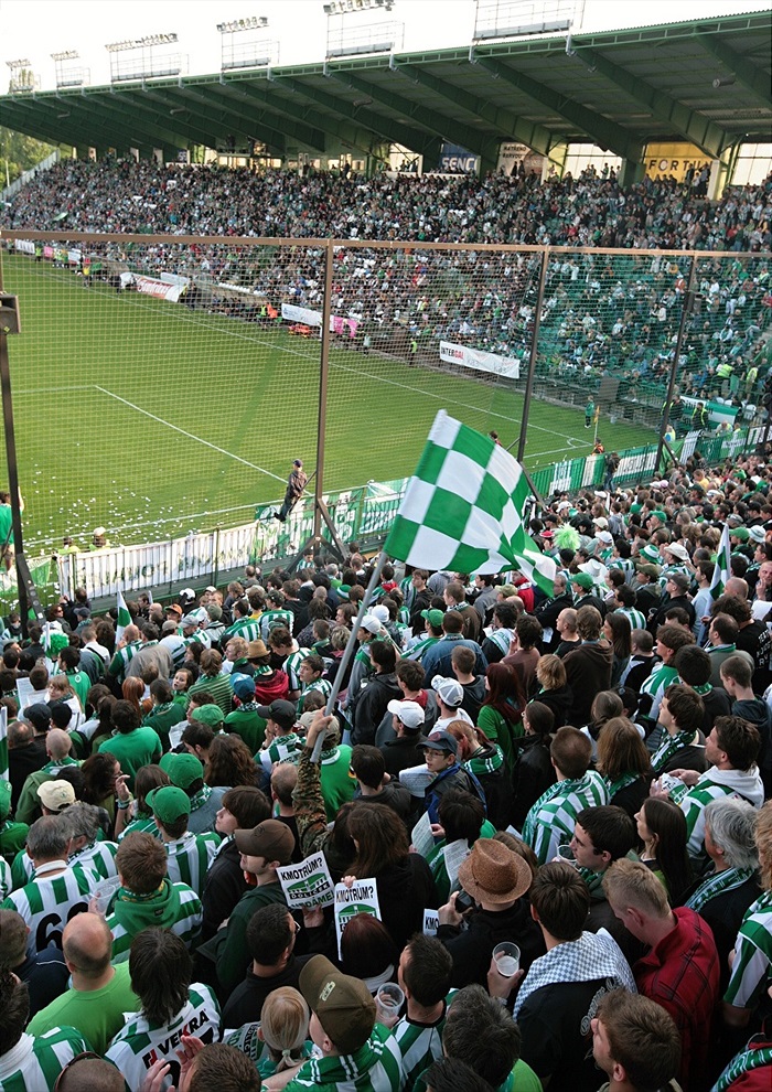 Plné tribuny, všechny tyhle chtěji vyštvat