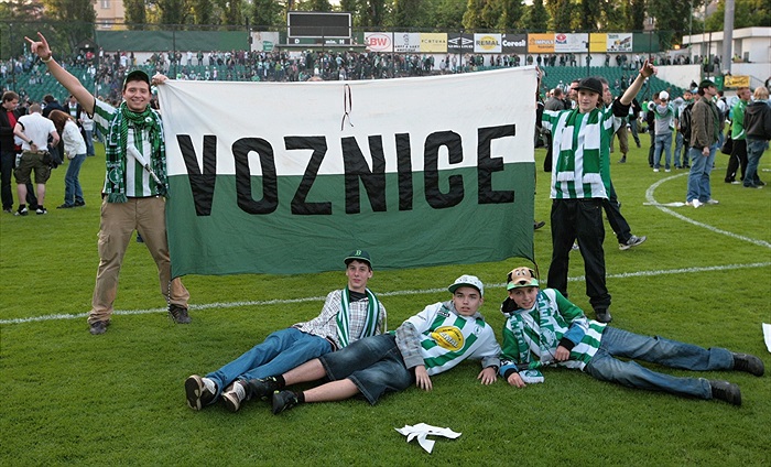 Fanoušci na hrací ploše