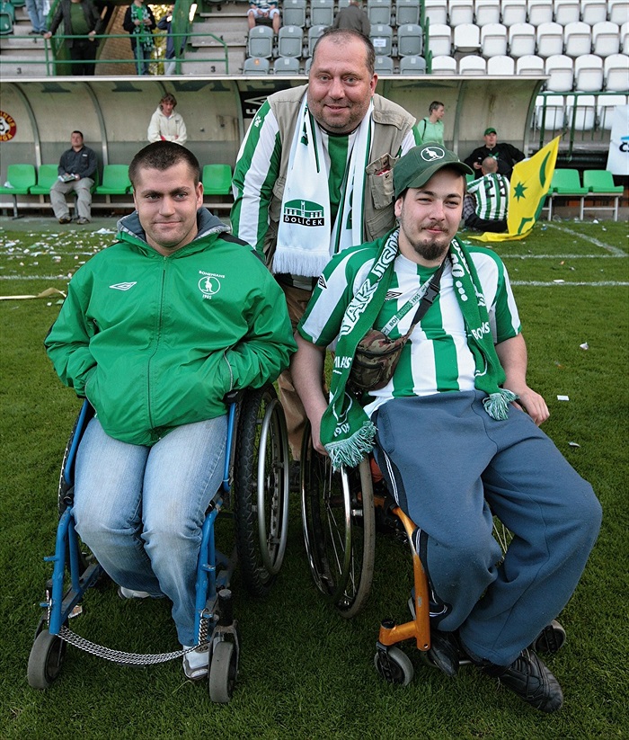 Fanoušci na hrací ploše