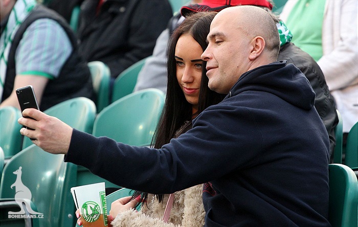 DĚNÍ NA TRIBUNÁCH: Bohemians - Slavia