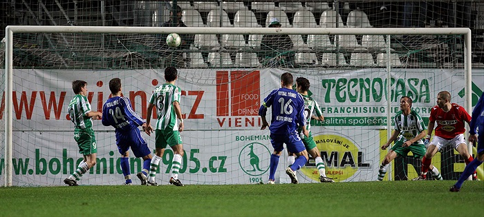 Strnulé pohledy na míč.