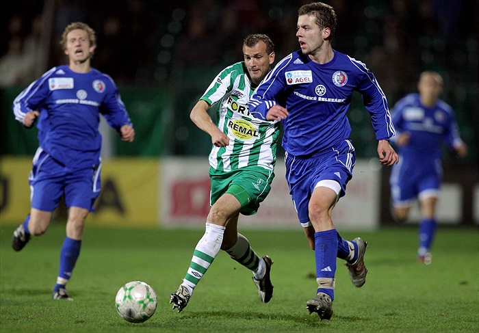 Róth bojuje o míč.