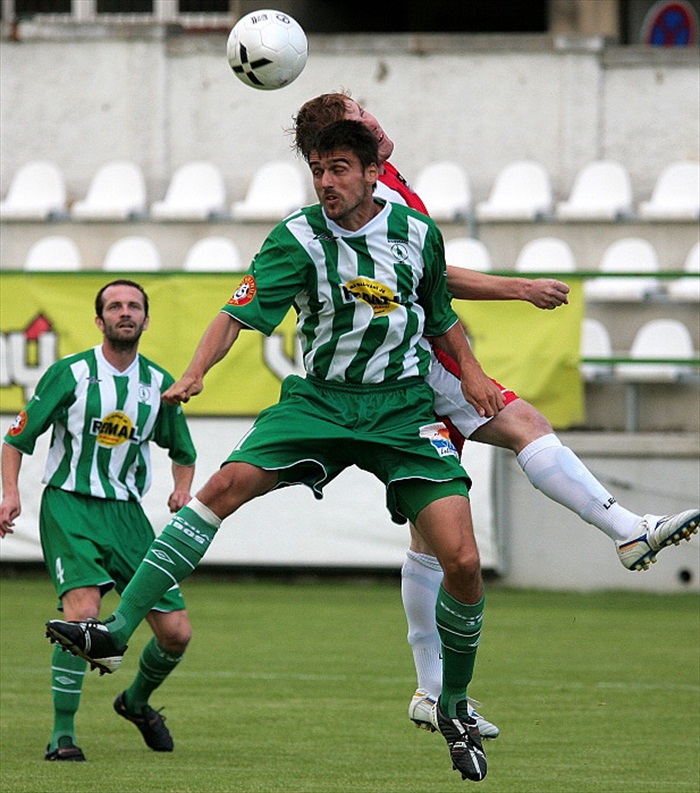 Vladimír Bálek hlavičkuje.