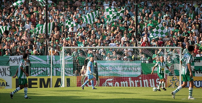 Fanoušci hnali hráče do útoku.