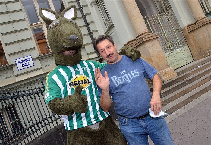 Klokan zval fanoušky ve Vršovicích na fotbal