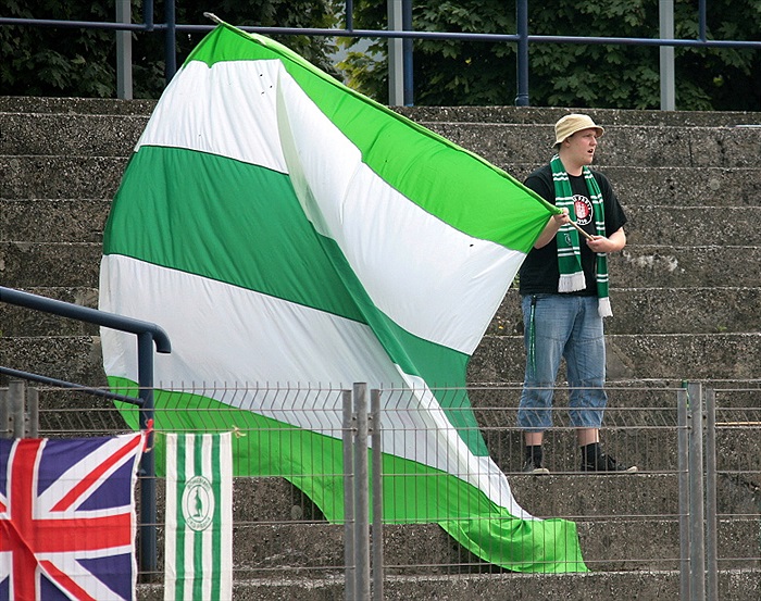 Na stadionu vlajky vlají...