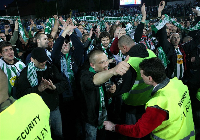 Fanoušci se radují na ploše.