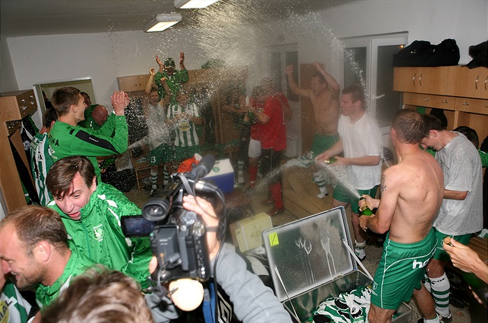 Kabina plná šampaňského.