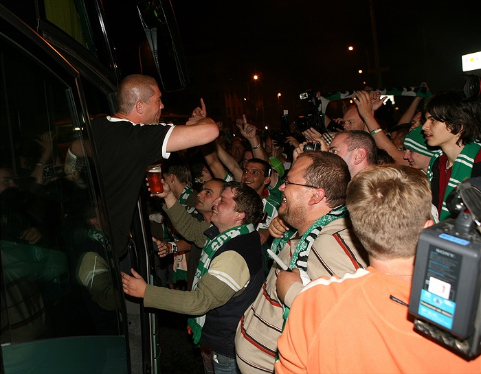 Brankář Sňozík zdraví všechny sympatizanty.