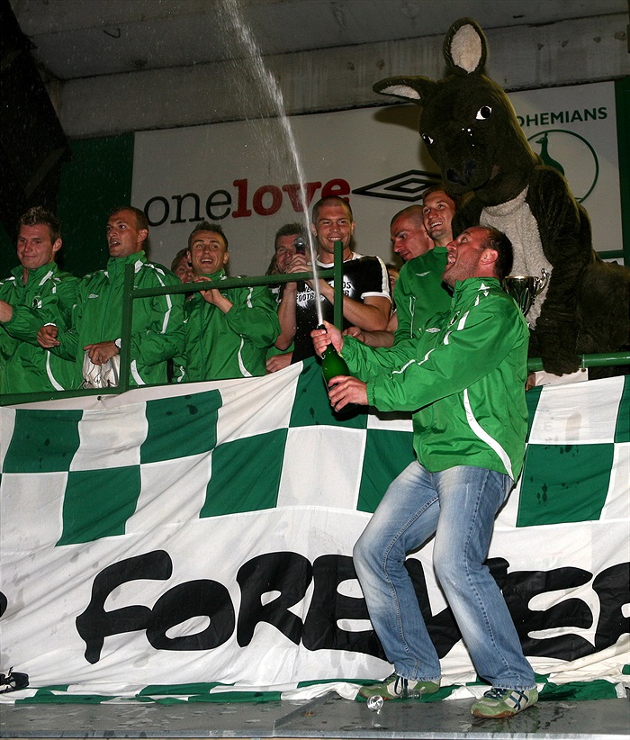 Trenér Hoftych odpaluje šampus...