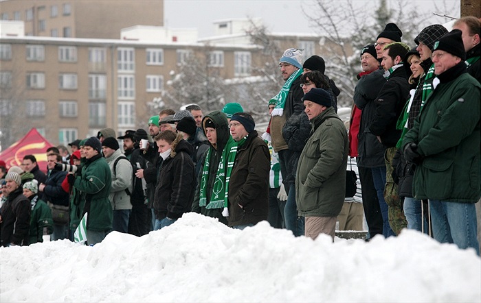 Nejvěrnější fanoušci dorazili i přes nepřízeň počasí
