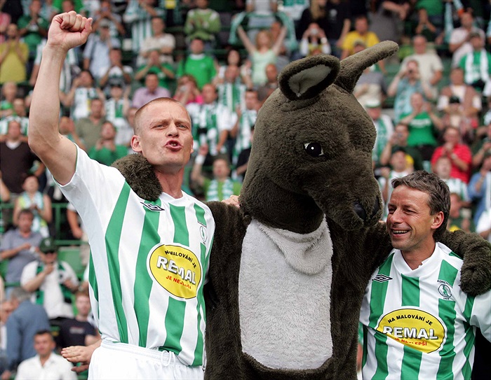 ĎOLÍČEK: Nejlepší hráč sezóny Dalibor Slezák dekorován primátorem Pavlem Bémem.