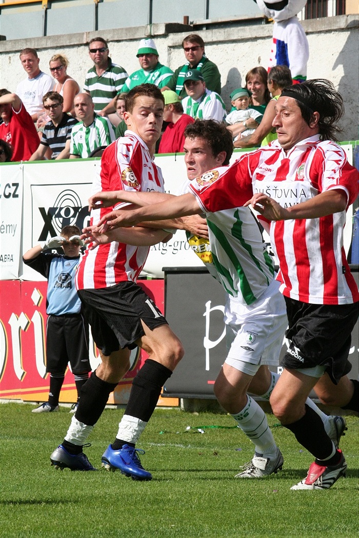 Bartek se probíjí mezi dvěma obránci.