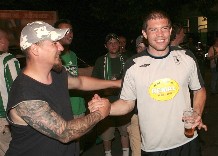 PO HFK V ĎOLÍČKU: Radek Sňozík je prostě normální kluk. A ještě k tomu fotbalový Bůh...(foto: Dimír)