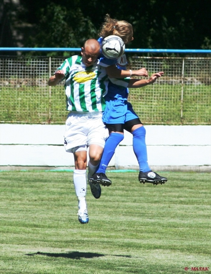 Pavel Hašek několikrát otestoval nový sestřih, hlavou dal i gól Mostu.