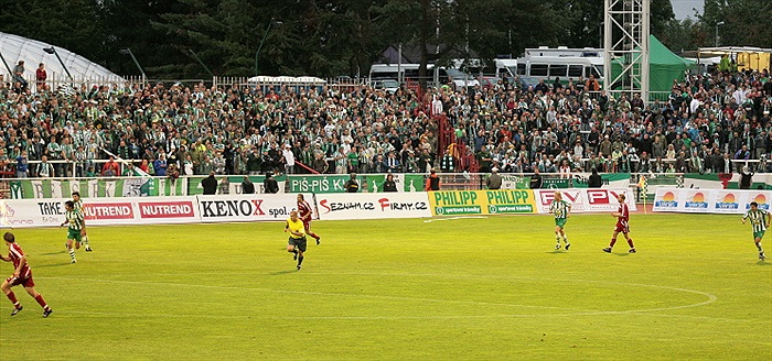 Hráči s kotlem v zádech.