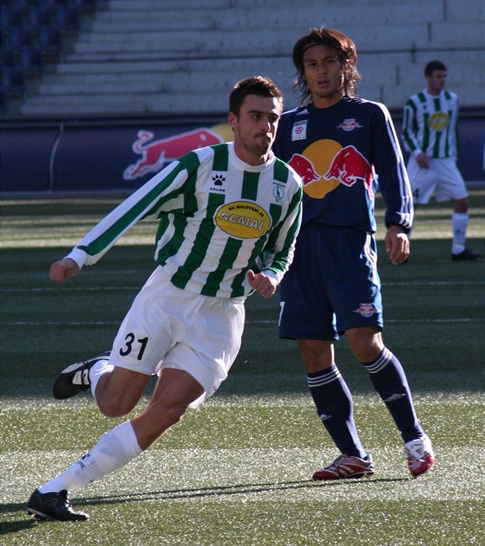 Bálek napadá. (foto: Hanička)