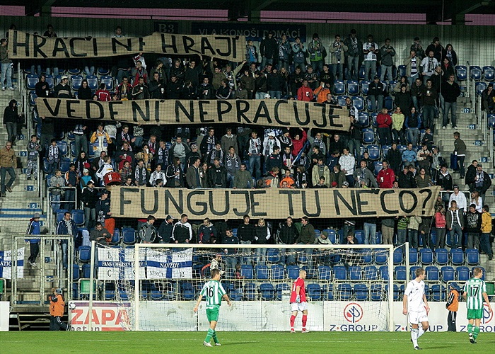 Fanoušci domácích jsou nespokojeni s postavením týmu.