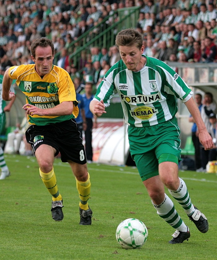 Rychlík se prodírá k brance.