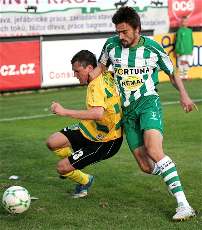 Bálek bojuje o míč.