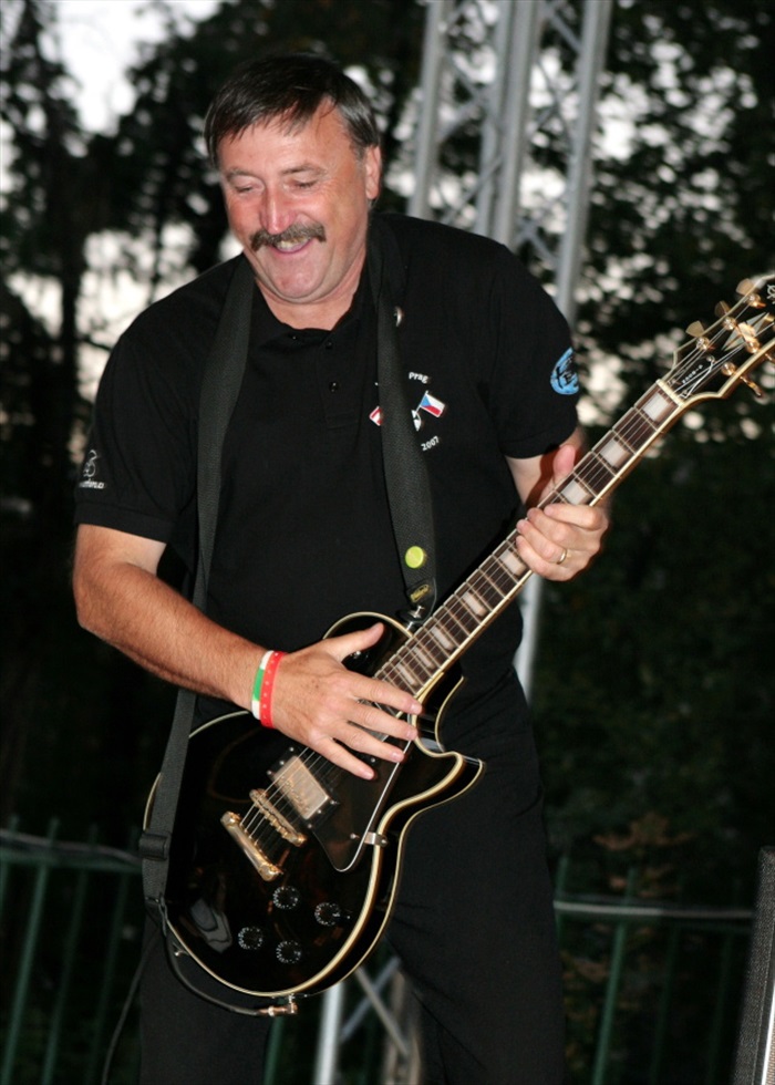 Antonín Panenka v roli kytaristy.