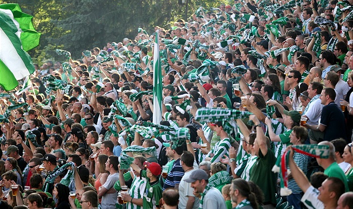 Vroucí kotel za brankou...