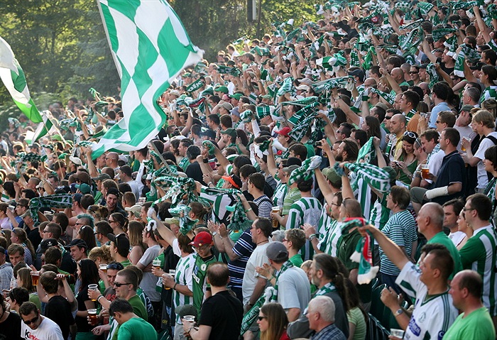 Vroucí kotel za brankou...