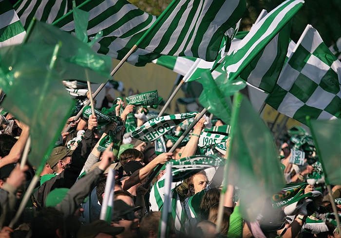 Nad stadionem vlajky vlají