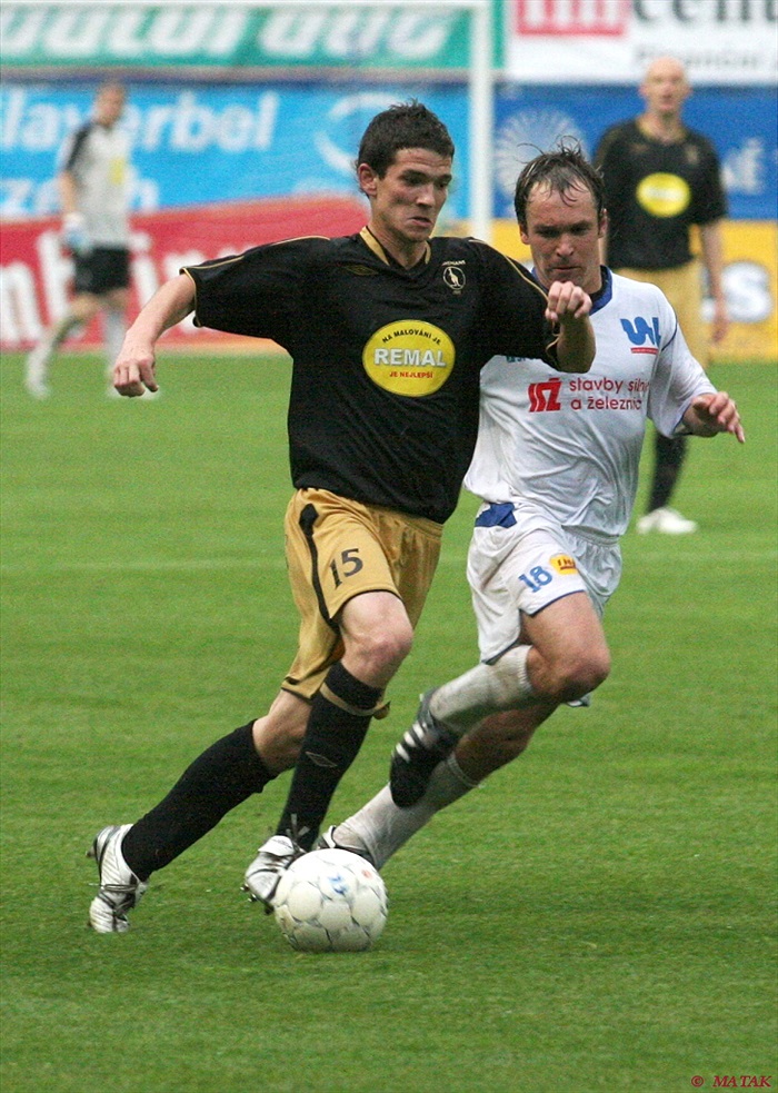 David Bartek uniká po křídle.