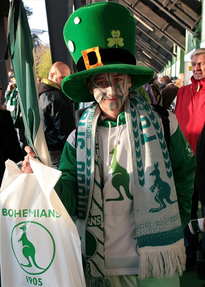 Zelená a bílá od hlavy až k patě.