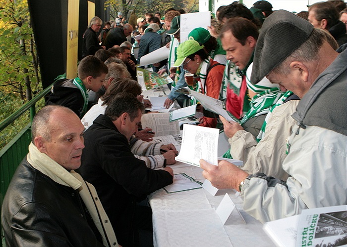 Mistři v obležení fanoušků při autogramiádě.