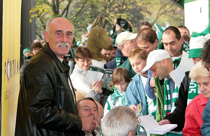 Mistři v obležení fanoušků při autogramiádě.