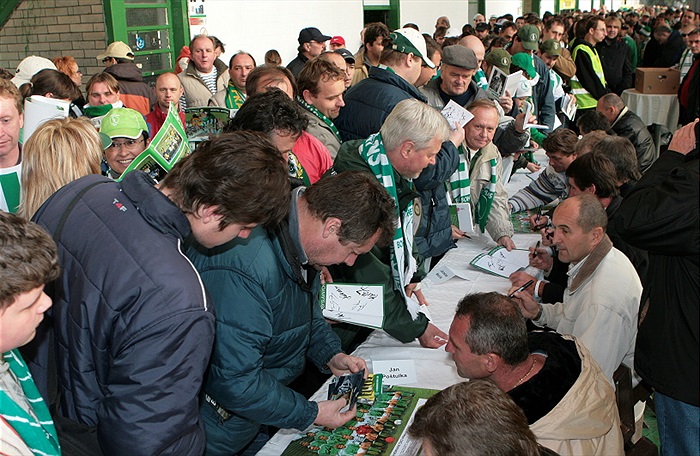 Mistři v obležení fanoušků při autogramiádě.